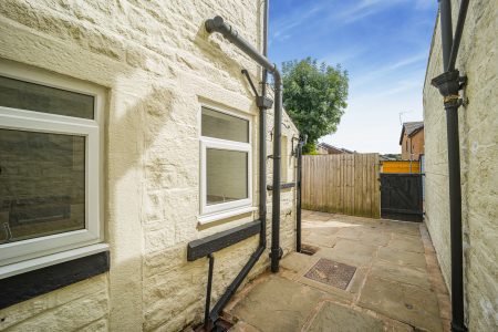 33 Bolton Road North 4